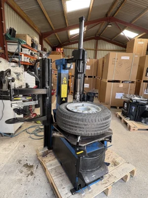 Used Hofmann Megaplan 713XL tyre changer with assist arms