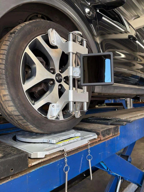 Garage 3d Wheel aligner clamp on wheel